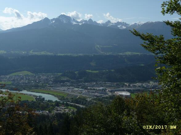 Von Beginn an hat man am Schleiferwandsteig schöne Panoramablicke auf Innsbruck und die Tuxer Berge