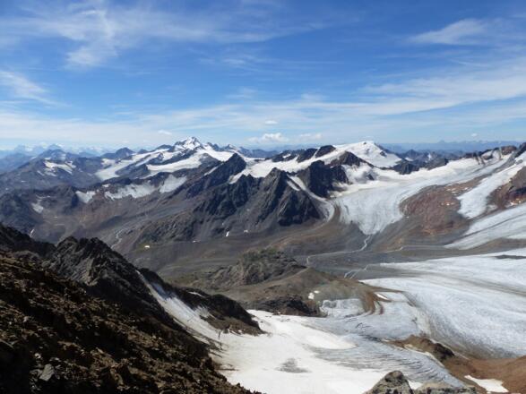 Welch eine Aussicht auf die Gletscherberge der Ötztaler mit Weißkugel (links hinten) und Weißseespitze (r.). Direkt unter uns der stark zurückschmelzende Vernagtferner.