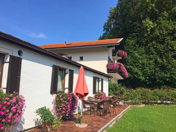 Gäste-Terrasse mit Liegewiese
