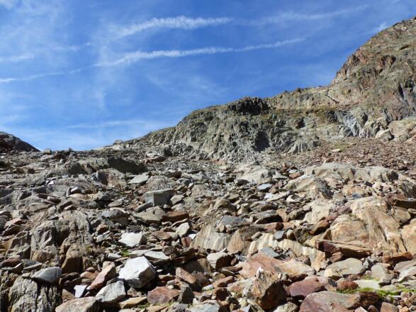 Kleine Steinmänner weisen den Weg durch diese Fels- und Steinlandschaft.