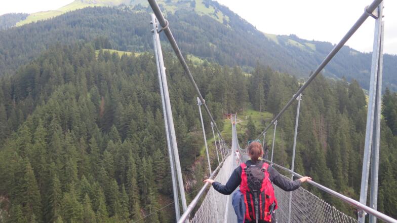 Überqueren der Holzgauer Hängebrücke