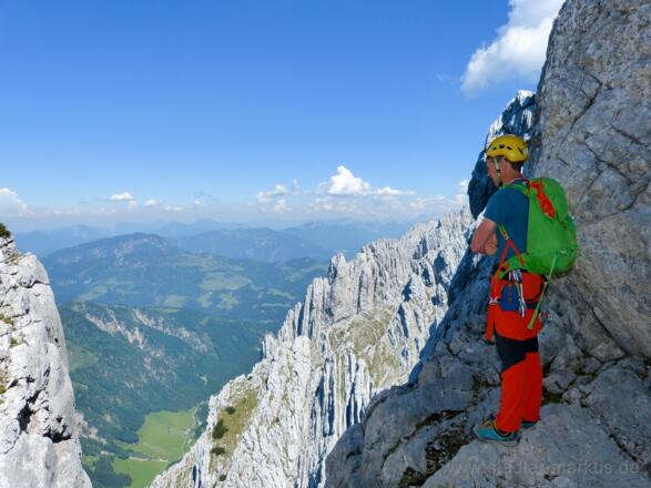 Blick aus der Scharte vor dem Hauptgipfel ins Kaiserbachtal und zu Fleischbank und Predigtstuhl
