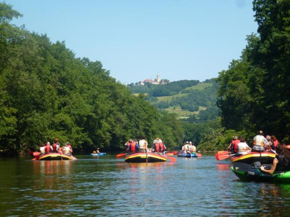 Schlauchboottour auf der Saale unterhalb der Leuchtenburg