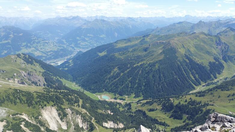 Blick vom Saulakopf ins Rellstal - im Hintergrund Bartholomäberg