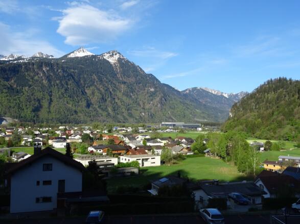 Blick vom Wiesen-/Waldweg oberhalb des Gasthof Bad Sonnenberg zurück Richtung Hängender Stein