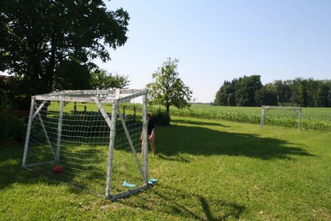 zum Hofeigenen Spielplatz gehört natürlich auch ein kleiner Fußballplatz