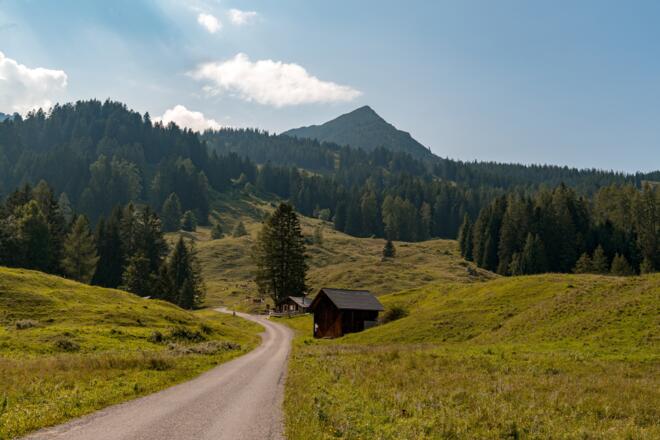 Start beim Wanderparkplatz Tschengla mit Blick auf die Mondspitze