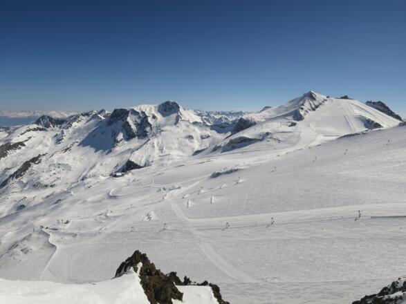 Blick nach Osten auf das Hintertuxer Skigebiet. Links der Hohe Riffler (3231 m) und die Gefrorne-Wand-Spitzen (3270 m).