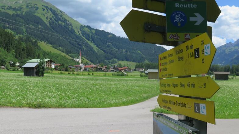 Blick auf Holzgau und typische Beschilderung