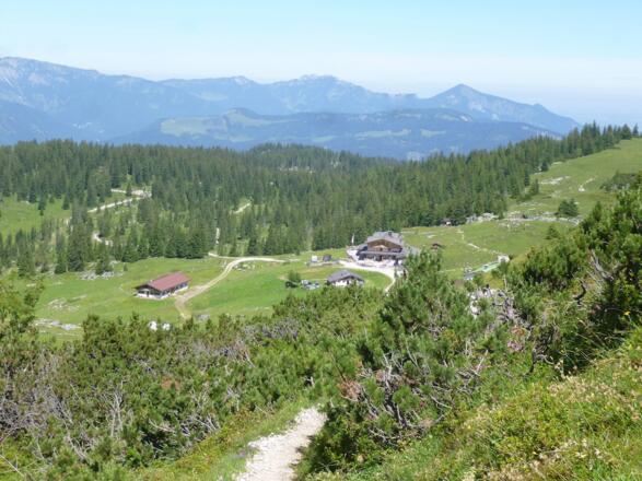 Blick zum Straubiner Haus im Abstieg und Kampenwand
