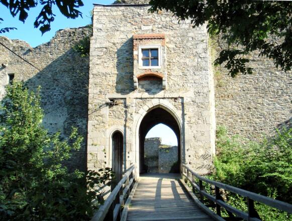 Brücke und Eingangstor