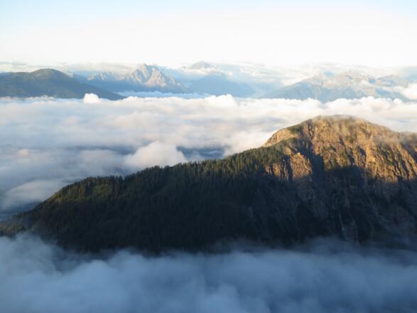 Ausblick von der Bettelwurfhütte über die Zunterköpfe ins Inntal und weiter
