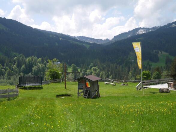 Sehr grosse Spielwiese mit "flying fox"