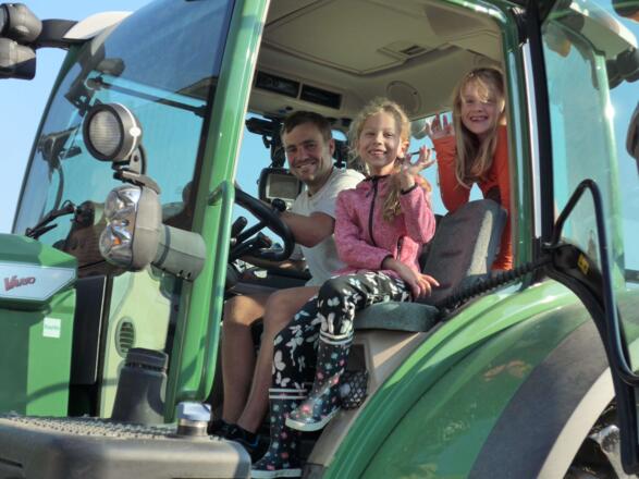 Auf einem Traktor mitfahren