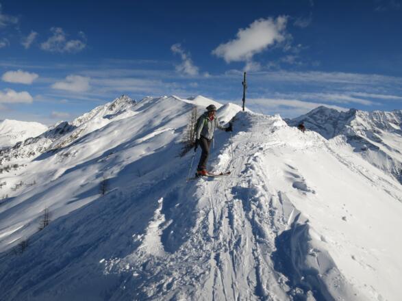Aus dem Steilhang gelangt man unmittelbar auf den Gipfelkamm - der Horizont weitet sich plötzlich und spektakulär.