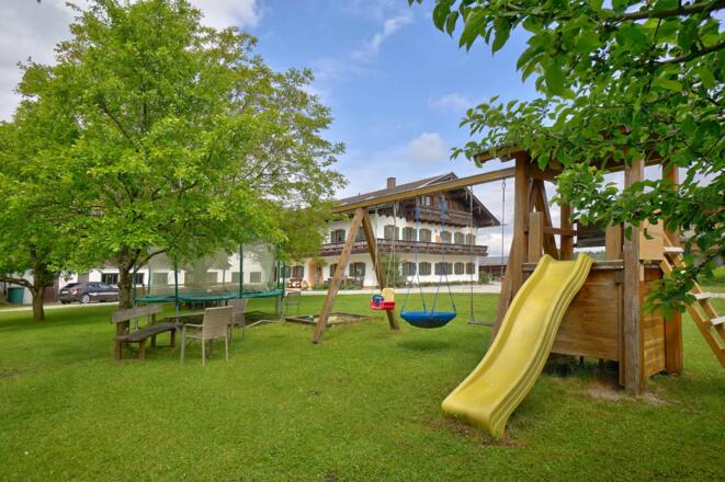 Garten mit Spielzplatz