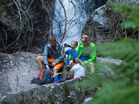 Kurze Rast beim Wasserfall Nenzigast