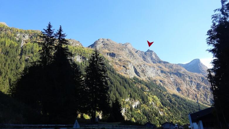 Vom Parkplatz ist der Gipfel des Grabkogels zu sehen. Dann erst wieder am Joch vor dem Moalandlsee.