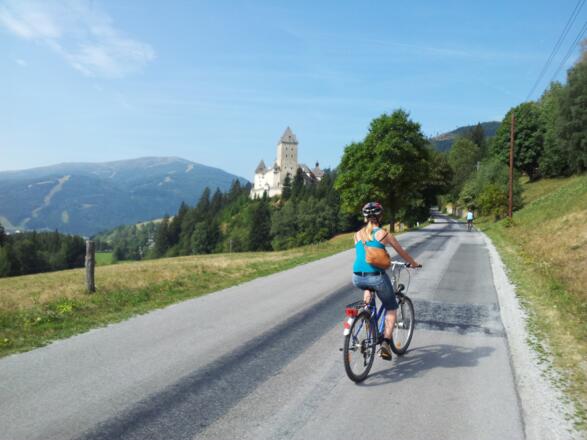 Straße führt hoch zum Schloss Moosham