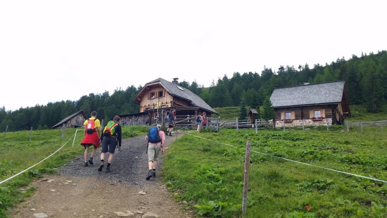 Vor der Almhütte Laußnitz