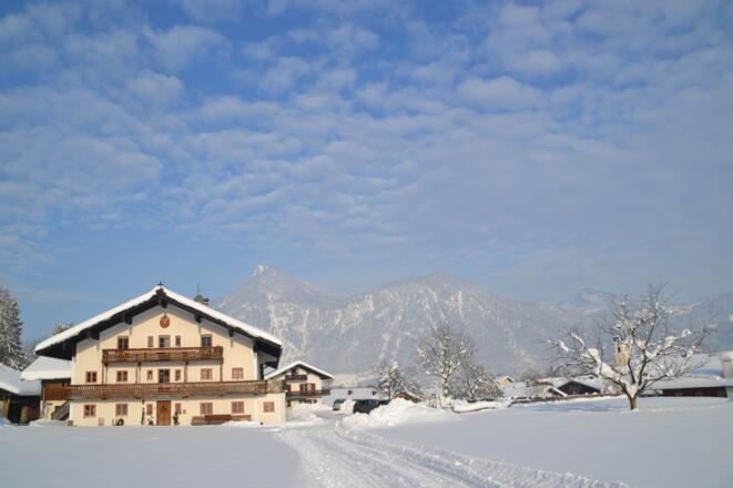 Lainthalerhof mit Bergpanorama im Winter