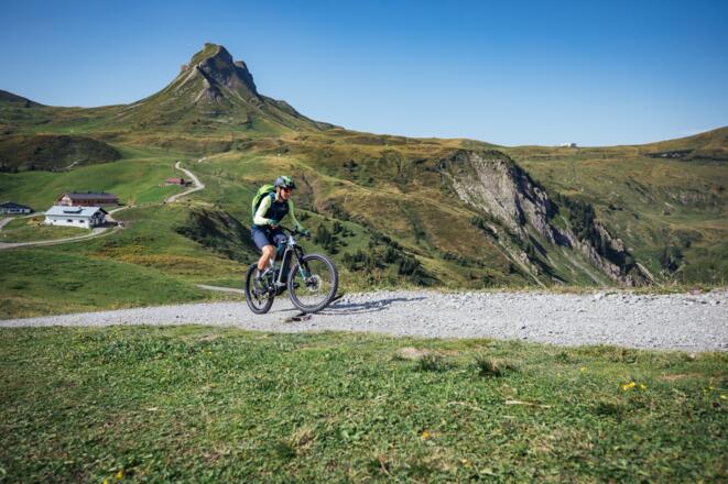 Mountainbiker am Fuße der Damülser Mittagspitze