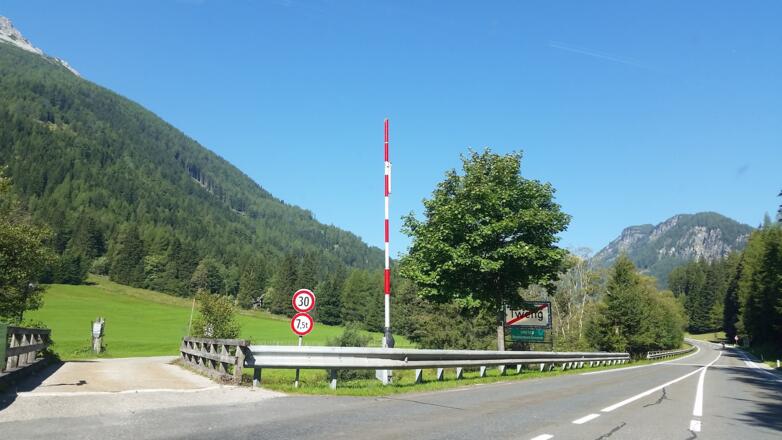 Einfahrt über die Brücke nehmen