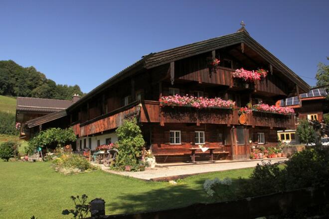 Hausansicht mit schönen Balkonblumen