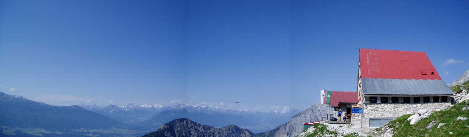 Die Bettelwurfhütte hoch über dem Inntal