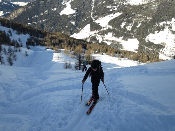 Die Geländestruktur lässt sich gut ausnützen, um eine sichere und komfortable Spur zu legen.