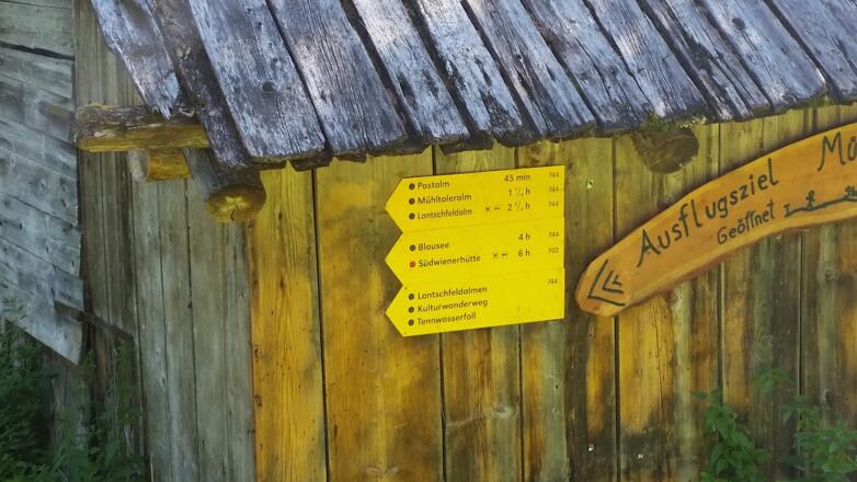 Folgen Sie der Beschilderung Blausee