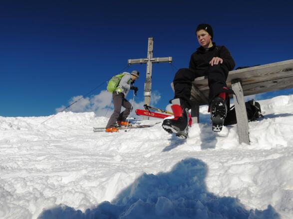 Schönes Gipfelkreuz, bequeme Holzbank, grandiose Aussicht, Sonne, windstill - ein Traum.