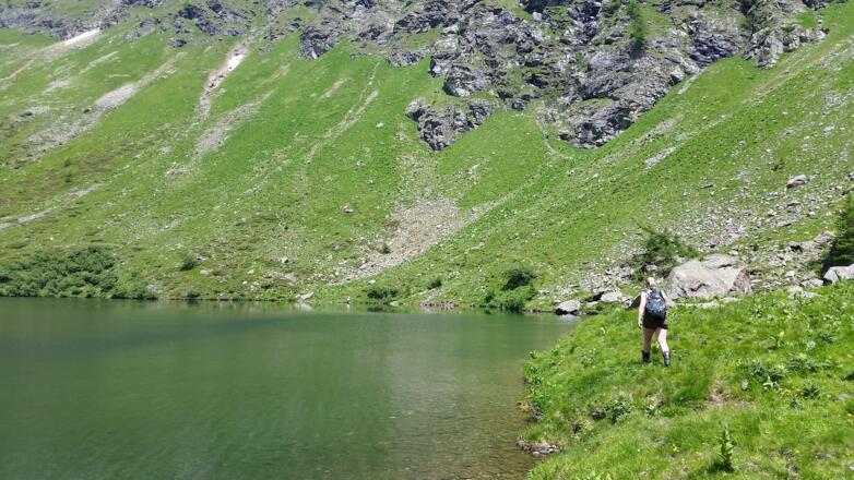 Freier Rundgang um den See am Ufer entlang