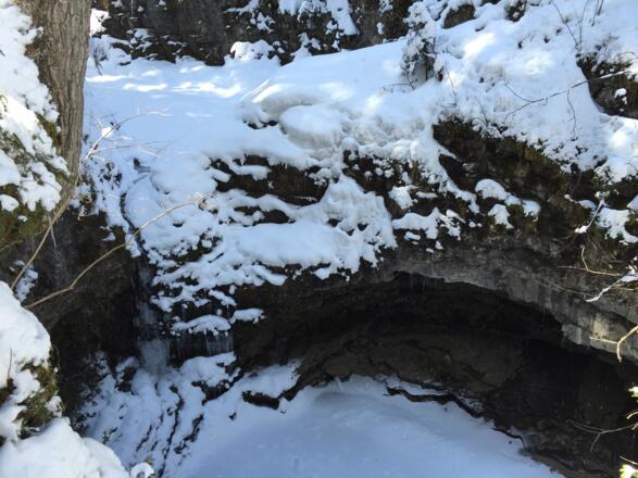 Verschneite Naturbrücke im Winter