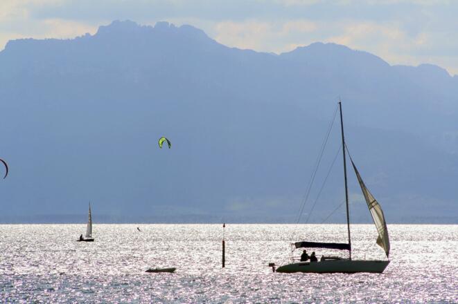 Chiemsee mit Ausblick auf die Berge