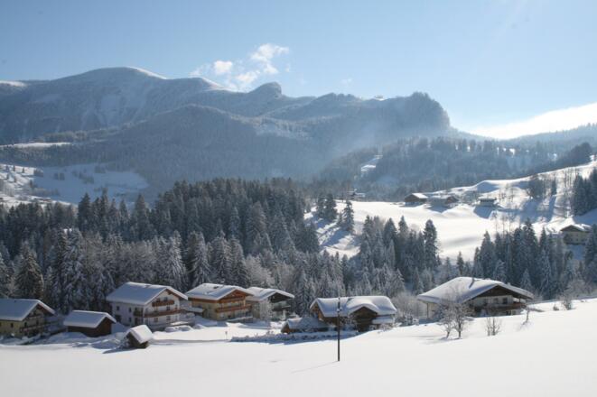 Winter in St. Koloman im Hintergrund ein Teil der Osterhorngruppe