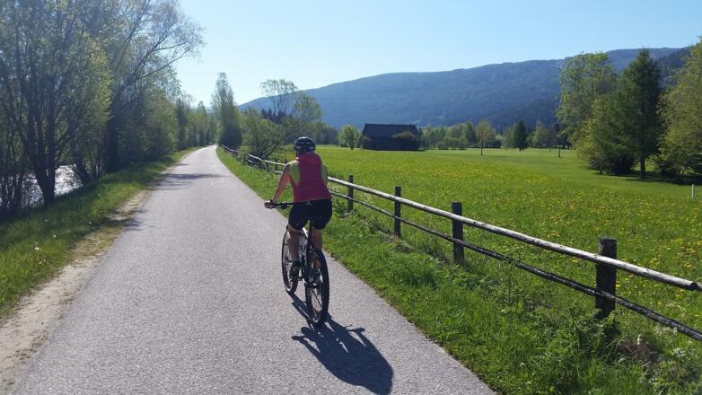 am Golfplatz führt der Radweg vorbei