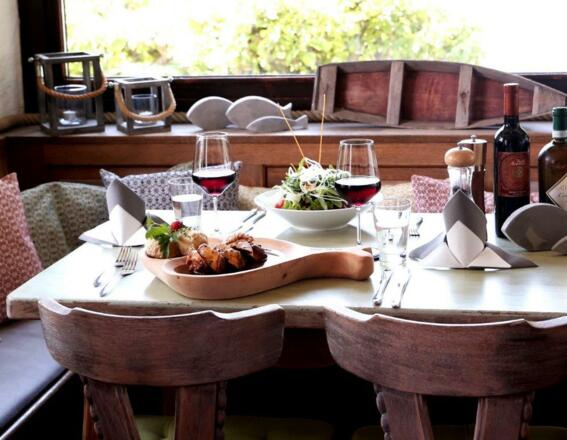 Gaststube mit gedecktem Tisch