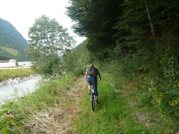 Teilweise lässt sich bei der Fahrt durchs Glemmtal die Straße meiden.