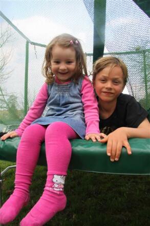 Stockerhof  Kinder auf Trampolin