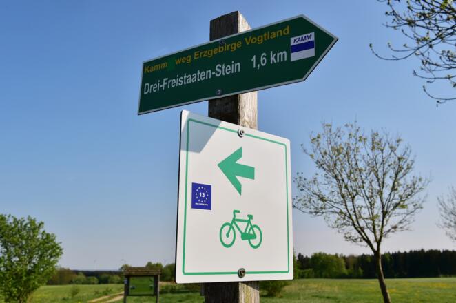 Hinweisschilder am Ortsrand von Grobau