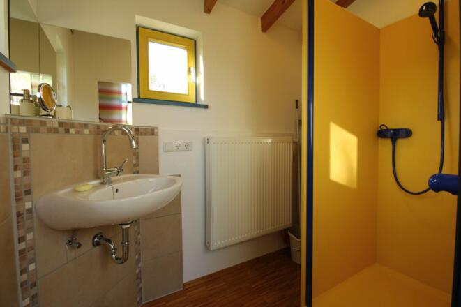 Dusche und Waschbecken