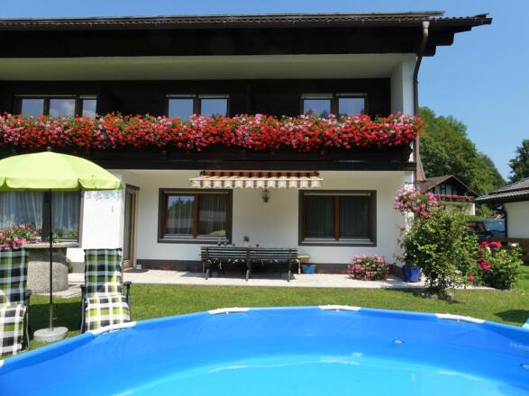 Gästehaus mit Pool