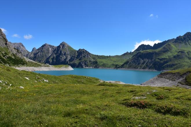 Blick auf den Lünersee entlang des Lünersee-Rundwegs