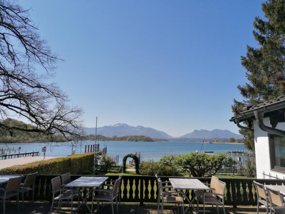Terrasse mit Blick zum See