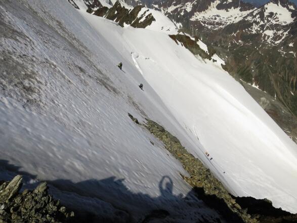 Die Steilheit der Flanke liegt zwischen 40 und max. 50°, 5 Seillängen sind es vom Bergschrund bis zum Gipfelgrat.