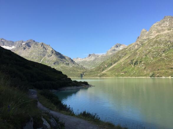 Wegverlauf am Rand des Stausees