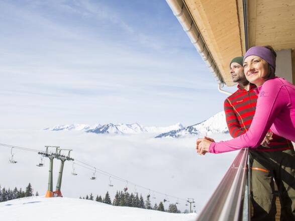 Den Ausblick von der Terrasse des Alpen Chalet Partnom genießen