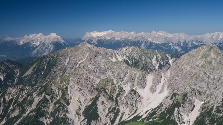 Blick vom Großen Solstein auf die gesamte Kette von Reither- bis Erlspitze