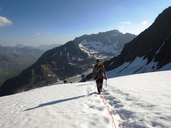 Blick zum Hinteren Brunnenkogel (3440 m) mit der Gipfelstation der Pitztaler Gletscherbahn.